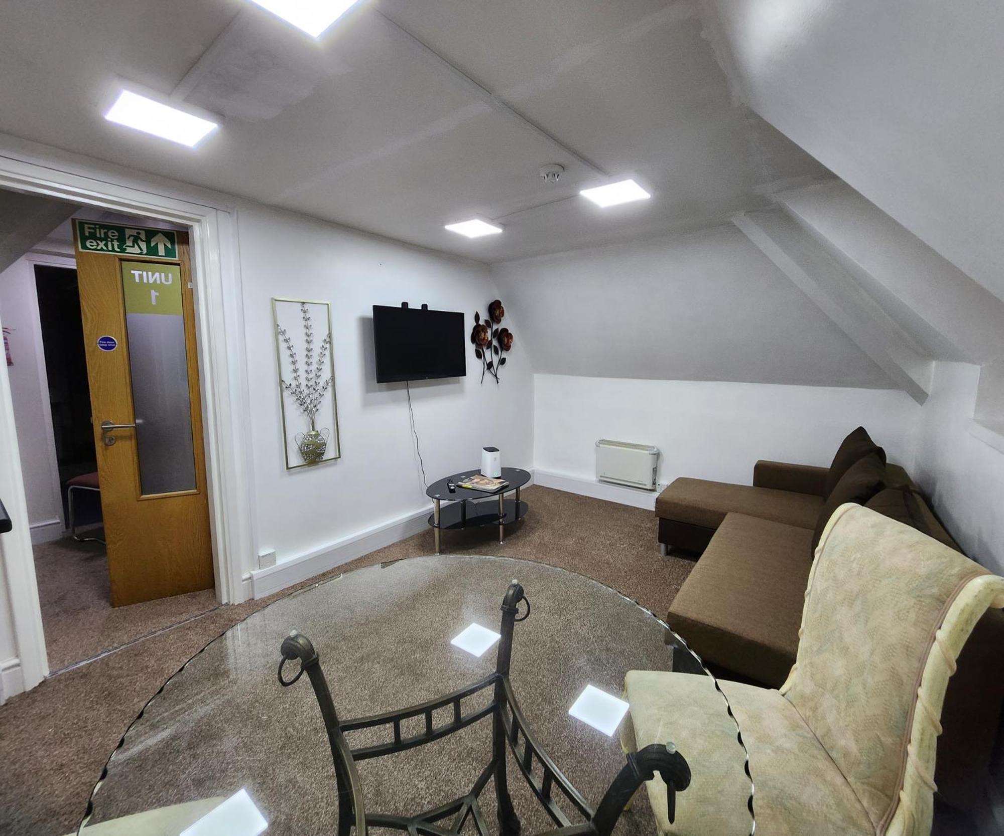 Stylish Modern 1-Bed Apartment In Prime Solihull Town Centre 객실 사진