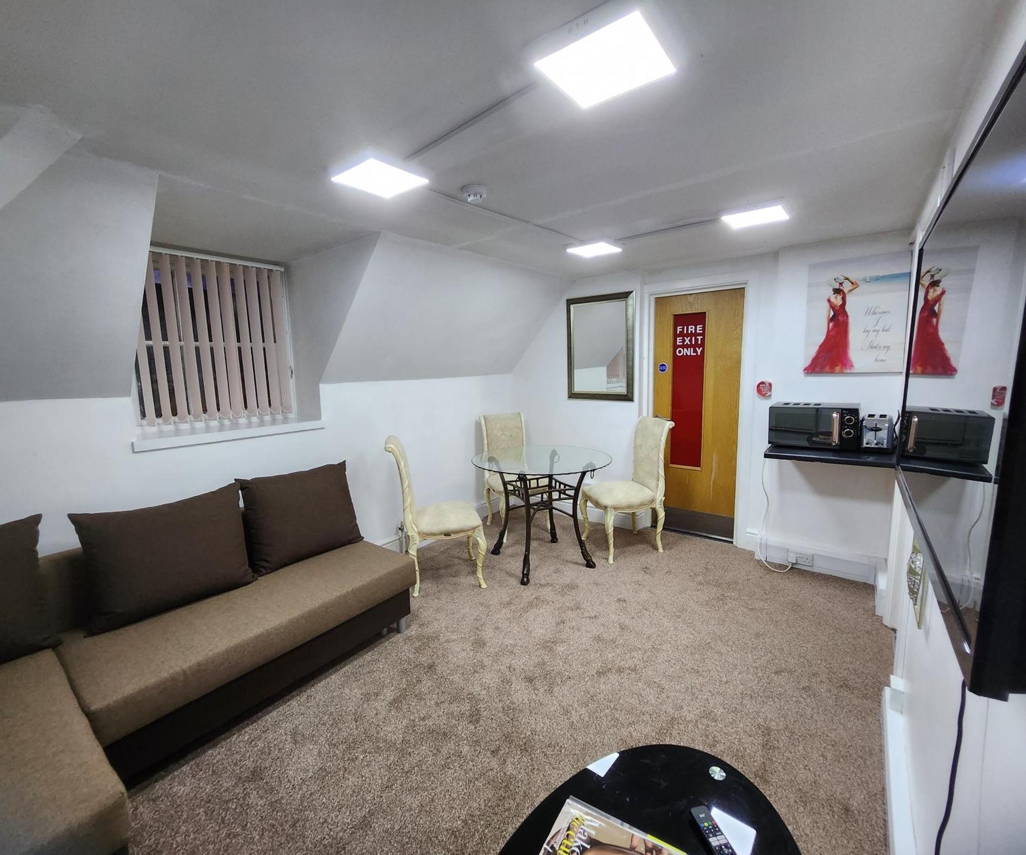 Stylish Modern 1-Bed Apartment In Prime Solihull Town Centre 객실 사진