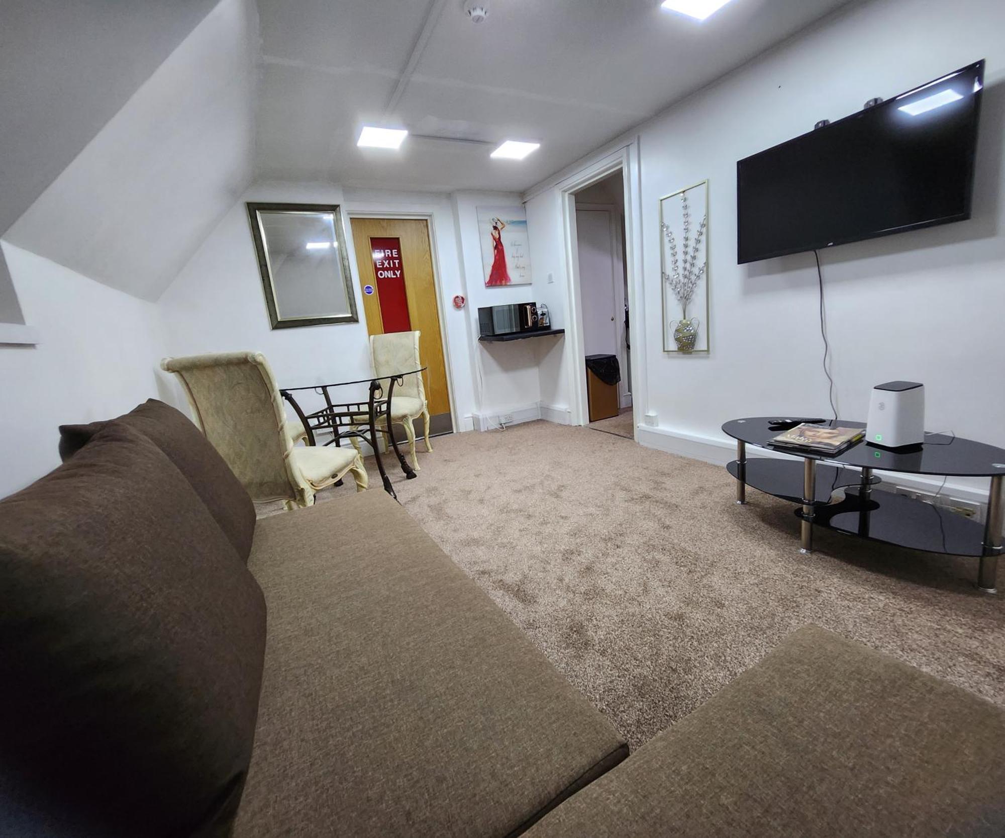 Stylish Modern 1-Bed Apartment In Prime Solihull Town Centre 객실 사진