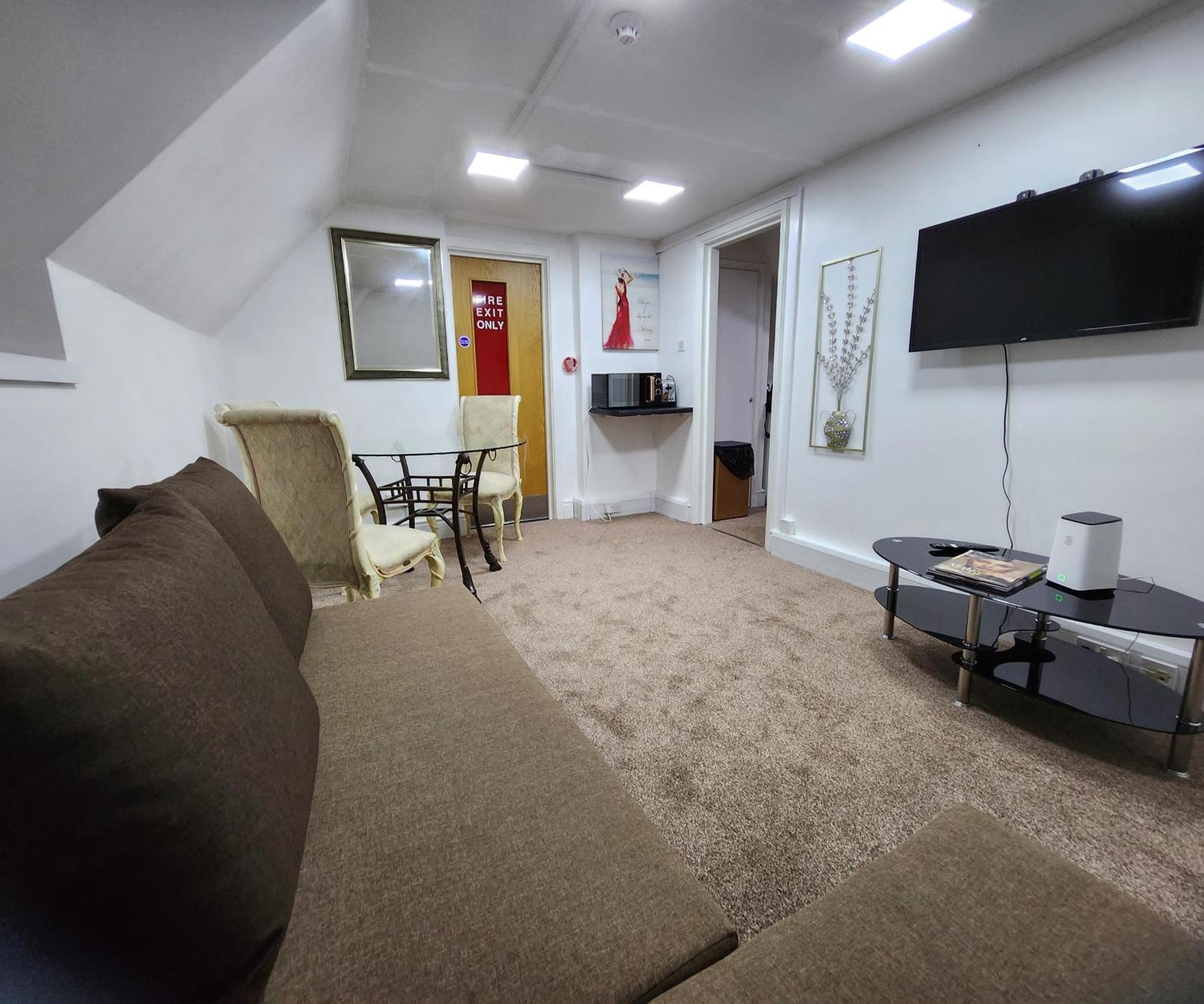 Stylish Modern 1-Bed Apartment In Prime Solihull Town Centre 객실 사진