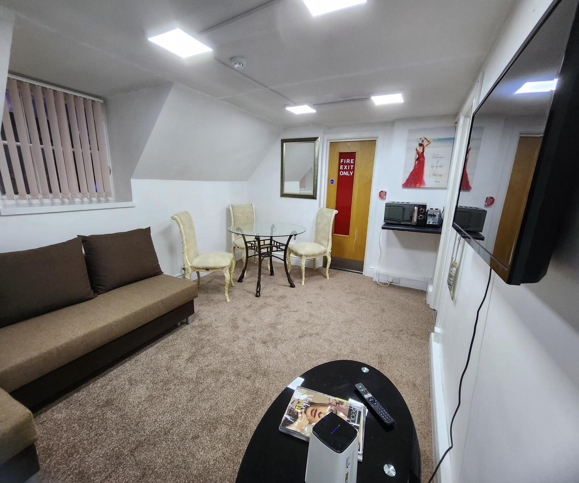 Stylish Modern 1-Bed Apartment In Prime Solihull Town Centre 객실 사진