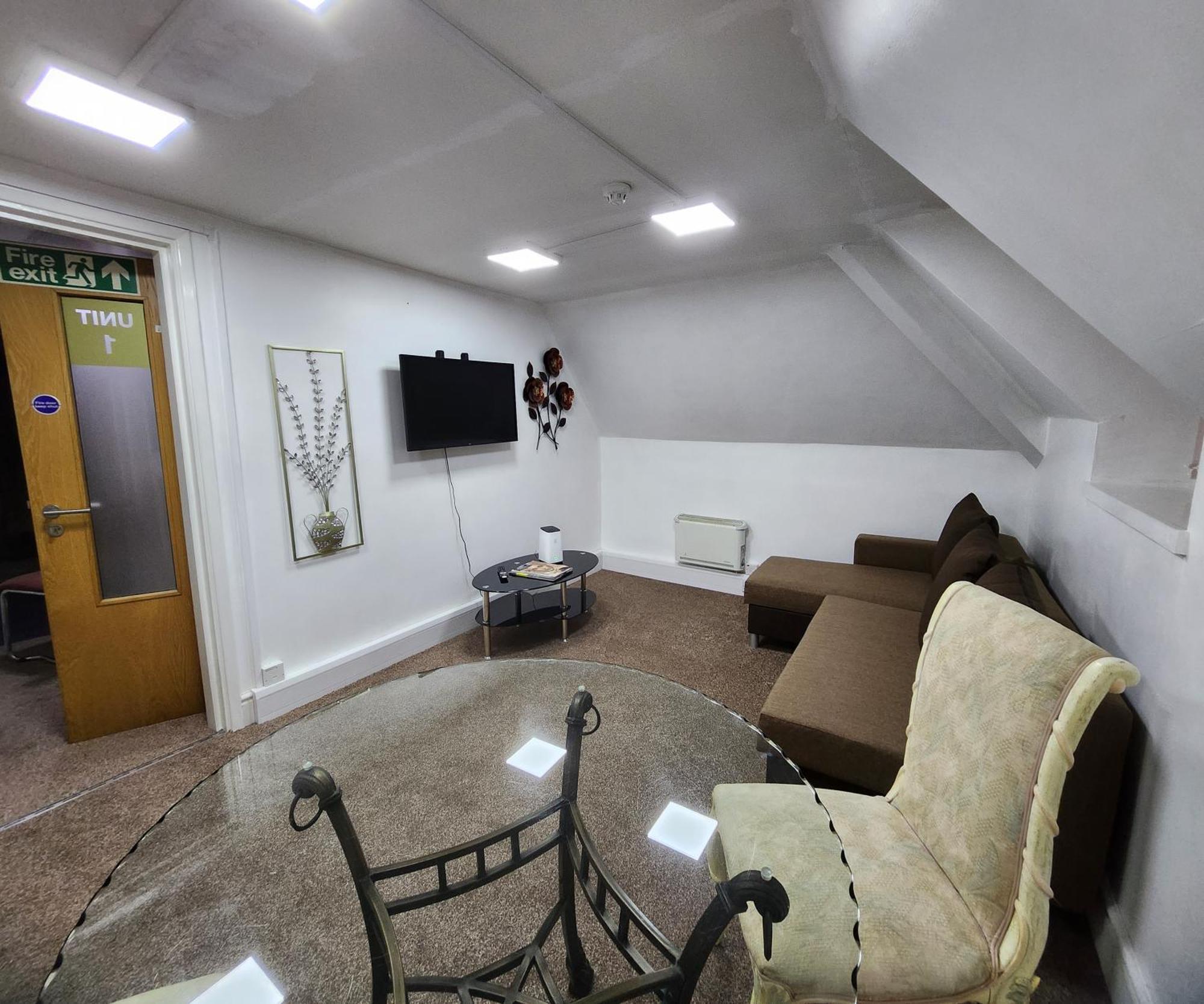 Stylish Modern 1-Bed Apartment In Prime Solihull Town Centre 객실 사진